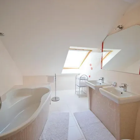 Kek Oeboel Panzio * Balatonfuzfo