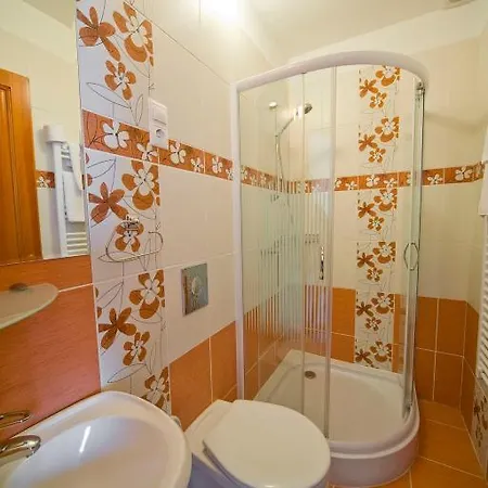 Kek Oeboel Panzio Bed & Breakfast