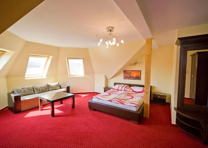 Kek Oeboel Panzio 住宿加早餐酒店 Balatonfůzfő