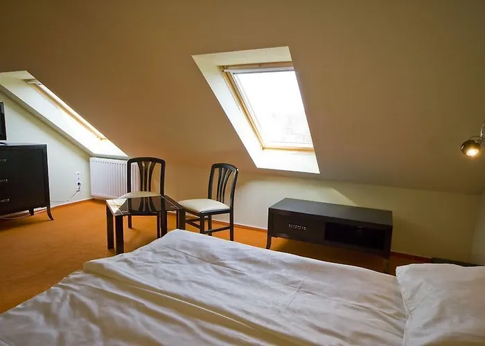 住宿加早餐酒店 Kek Oeboel Panzio Balatonfůzfő